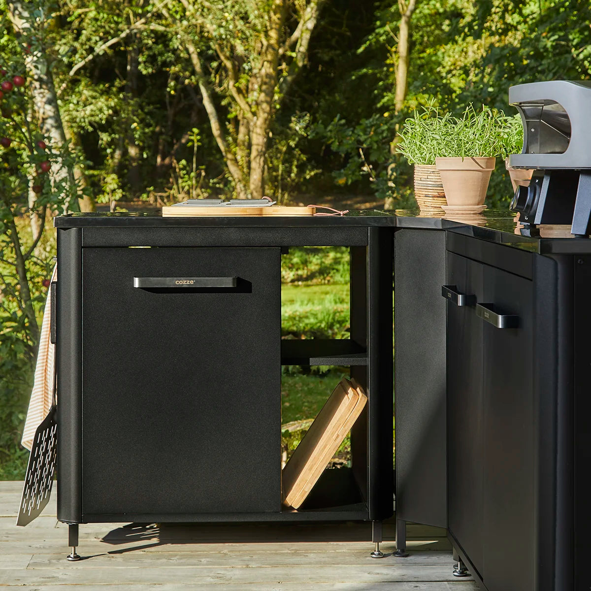 Cozze Corner Table - Hog the Oven