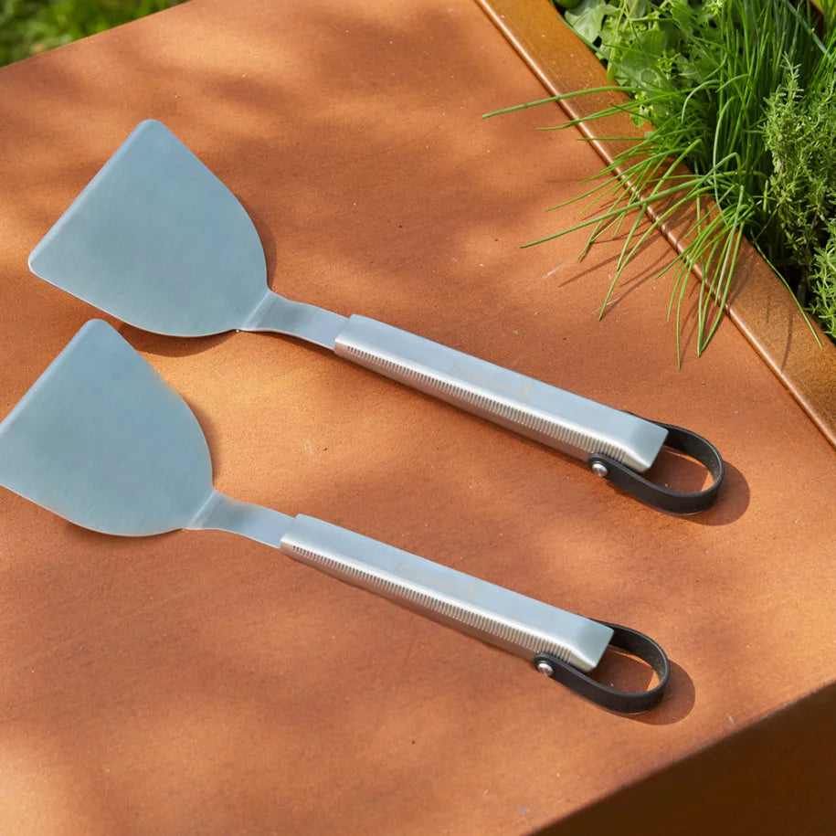 Premium set of 2 plancha spatulas - Hog the Oven